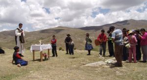 Un prêtre célèbre le mariage du ciel et de la terre